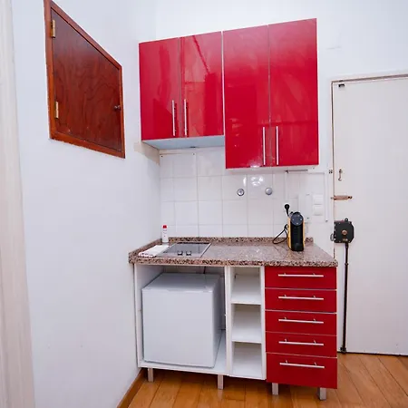 Large 1-Bedroom Duplex Apartment Prime Lisbon Location Хостел