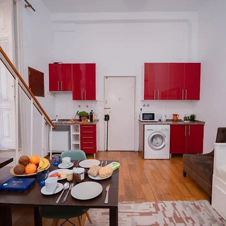 Large 1-bedroom Duplex Prime Location Vandrarhem *